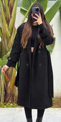 Manteau long noir femme porté ouvert, boutons apparents – 022903