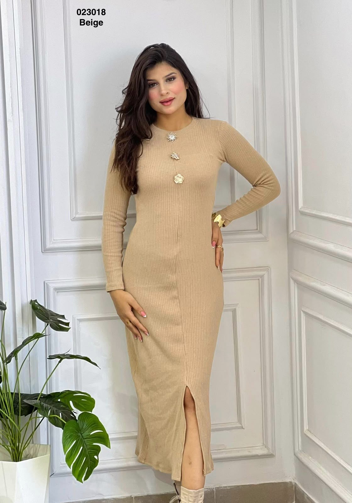 Robe longue femme côtelée fendue 023018 en Beige, boutons bijoux dorés