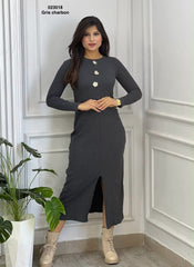 Robe longue femme côtelée fendue 023018 en Gris charbon, boutons bijoux dorés