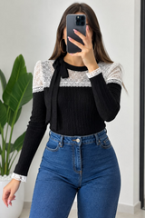 Pull femme noir et blanc avec dentelle aux épaules et nœud noir — 023056