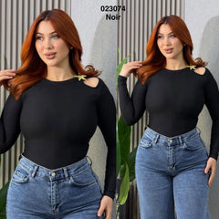Pull femme côtelé 023074 noir à épaule ajourée avec broche étoile dorée