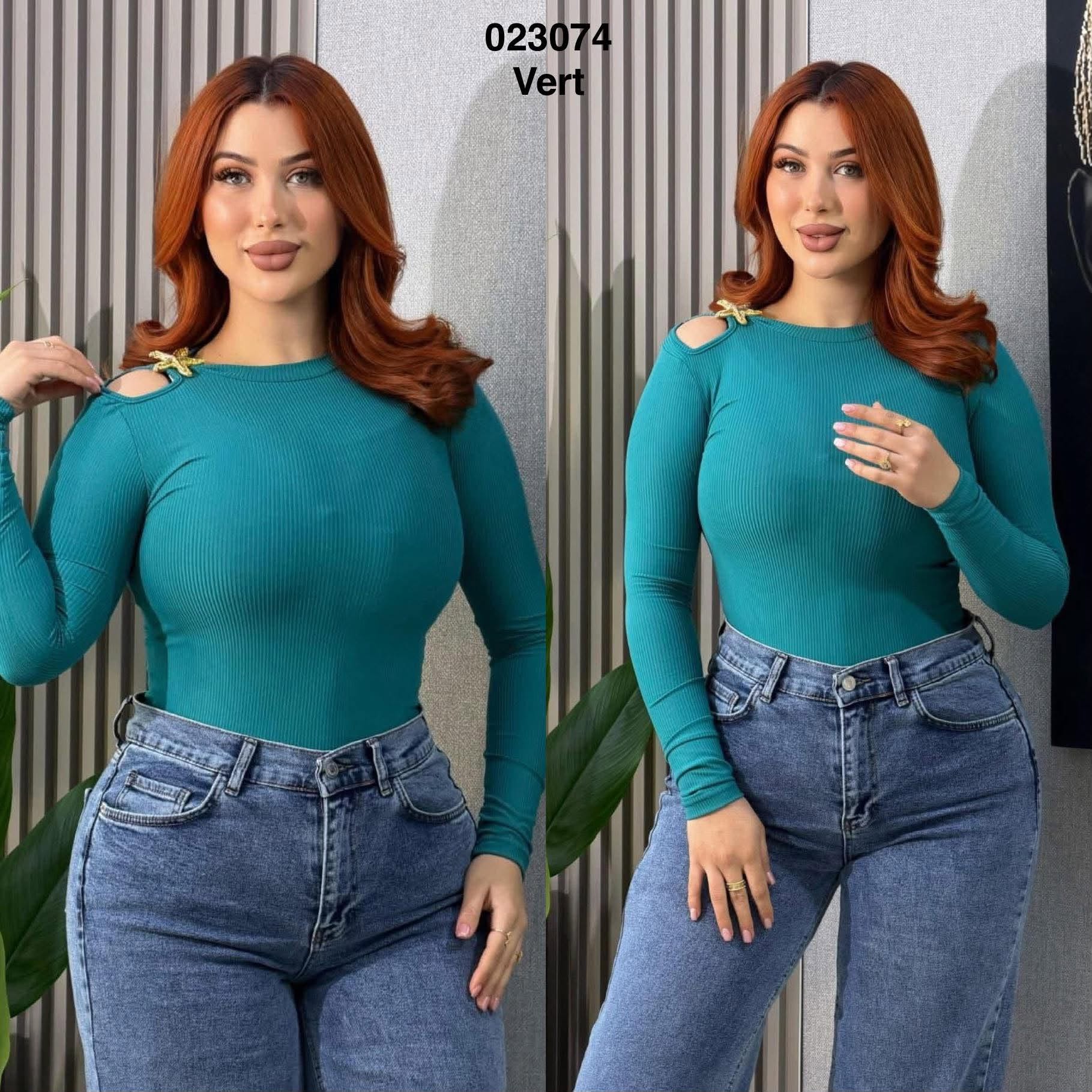 Pull femme côtelé 023074 vert à épaule ajourée avec broche étoile dorée