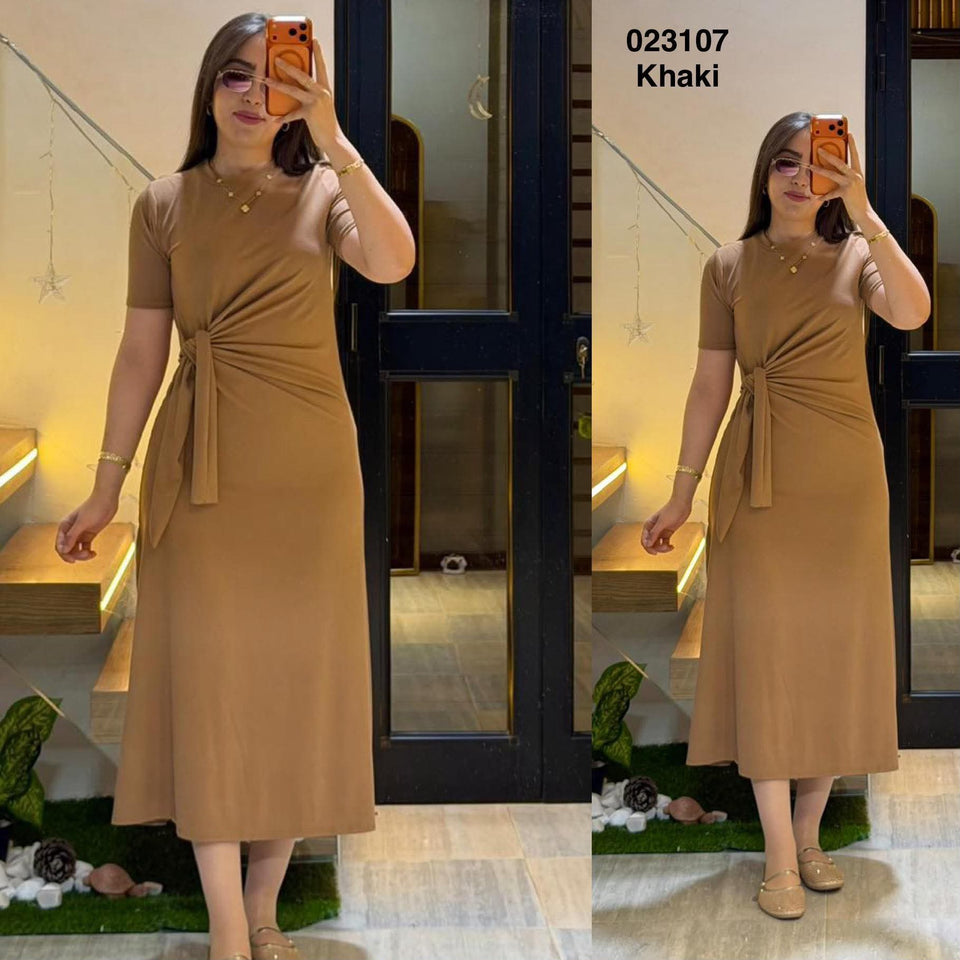 Robe midi femme à manches courtes et taille nouée – 023107 — modèle porté