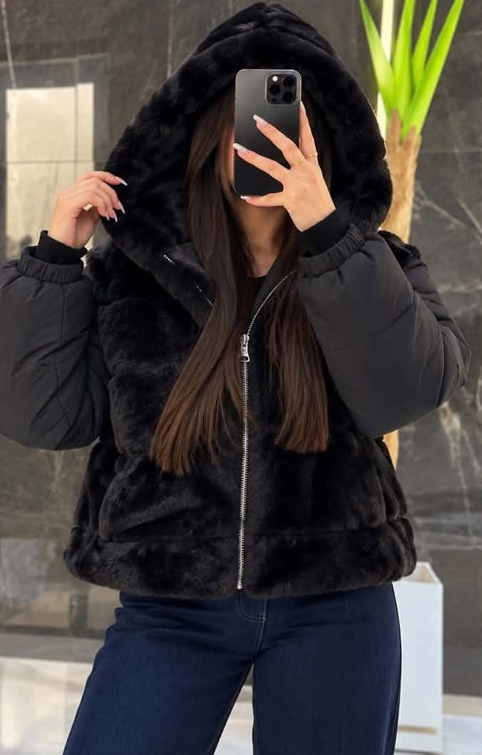 Noir - capuche portée