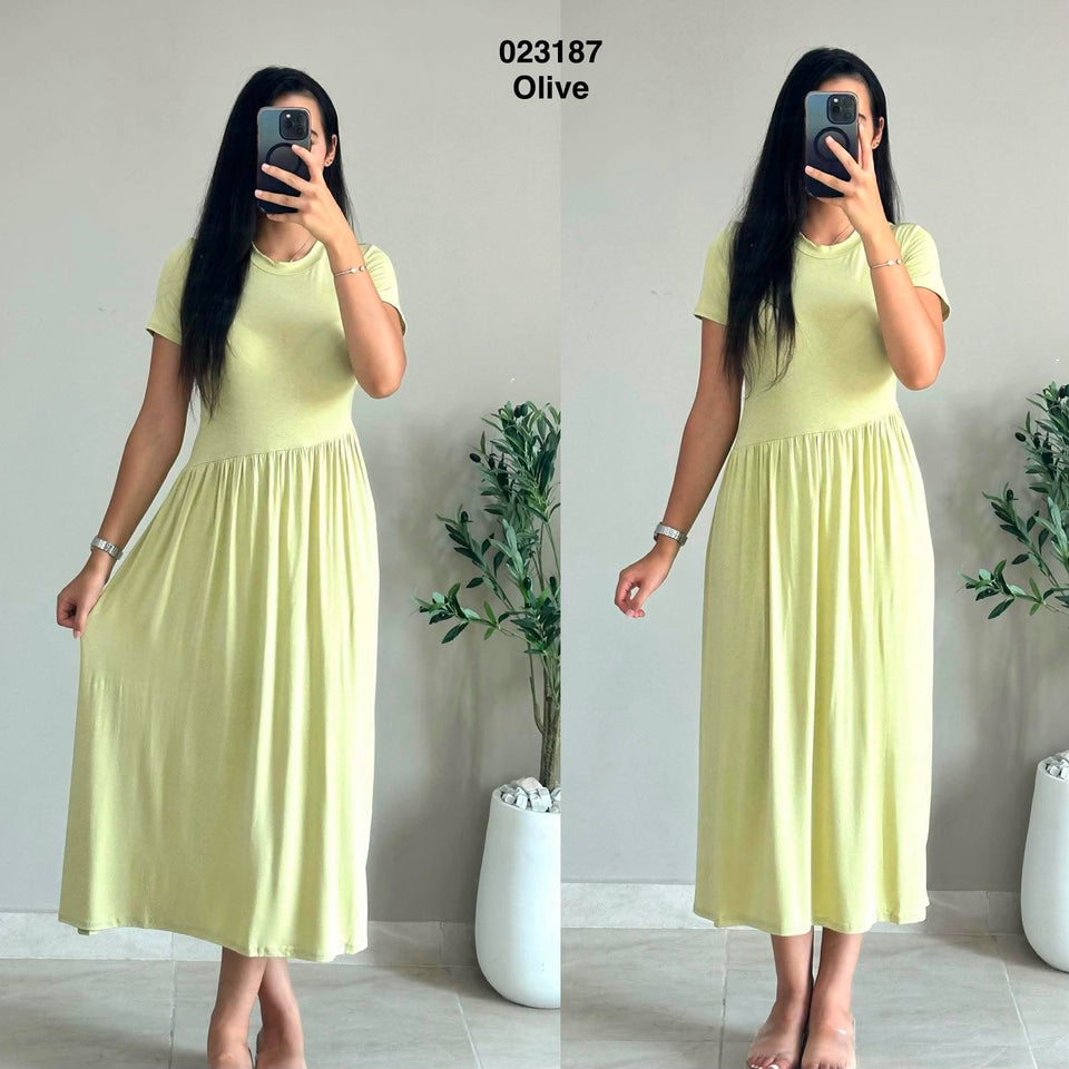 Robe midi femme à manches courtes et jupe froncée – 023187 — modèle porté
