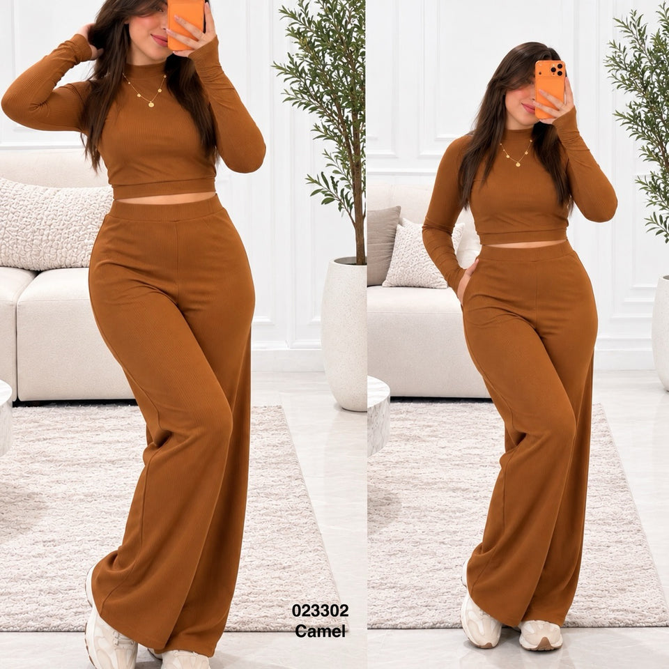 Ensemble femme top court à manches longues et pantalon évasé – 023302 — modèle porté
