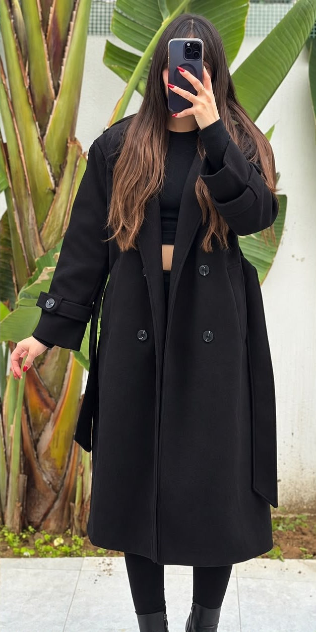Manteau long noir femme porté ouvert, boutons apparents – 022903
