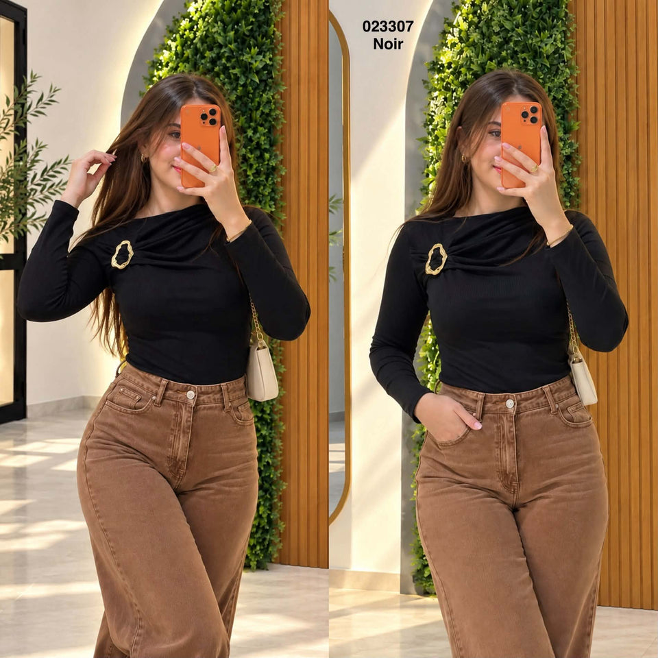 Top femme drapé à boucle et manches longues – 023307 — modèle porté